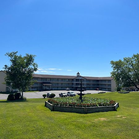 Quality Inn Lakefront Saint Ignace Bagian luar foto