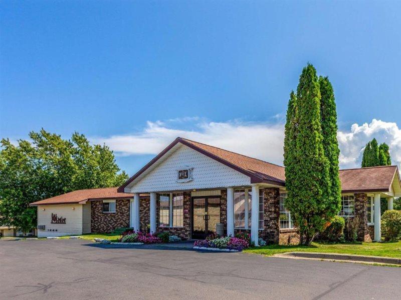 Quality Inn Lakefront Saint Ignace Bagian luar foto