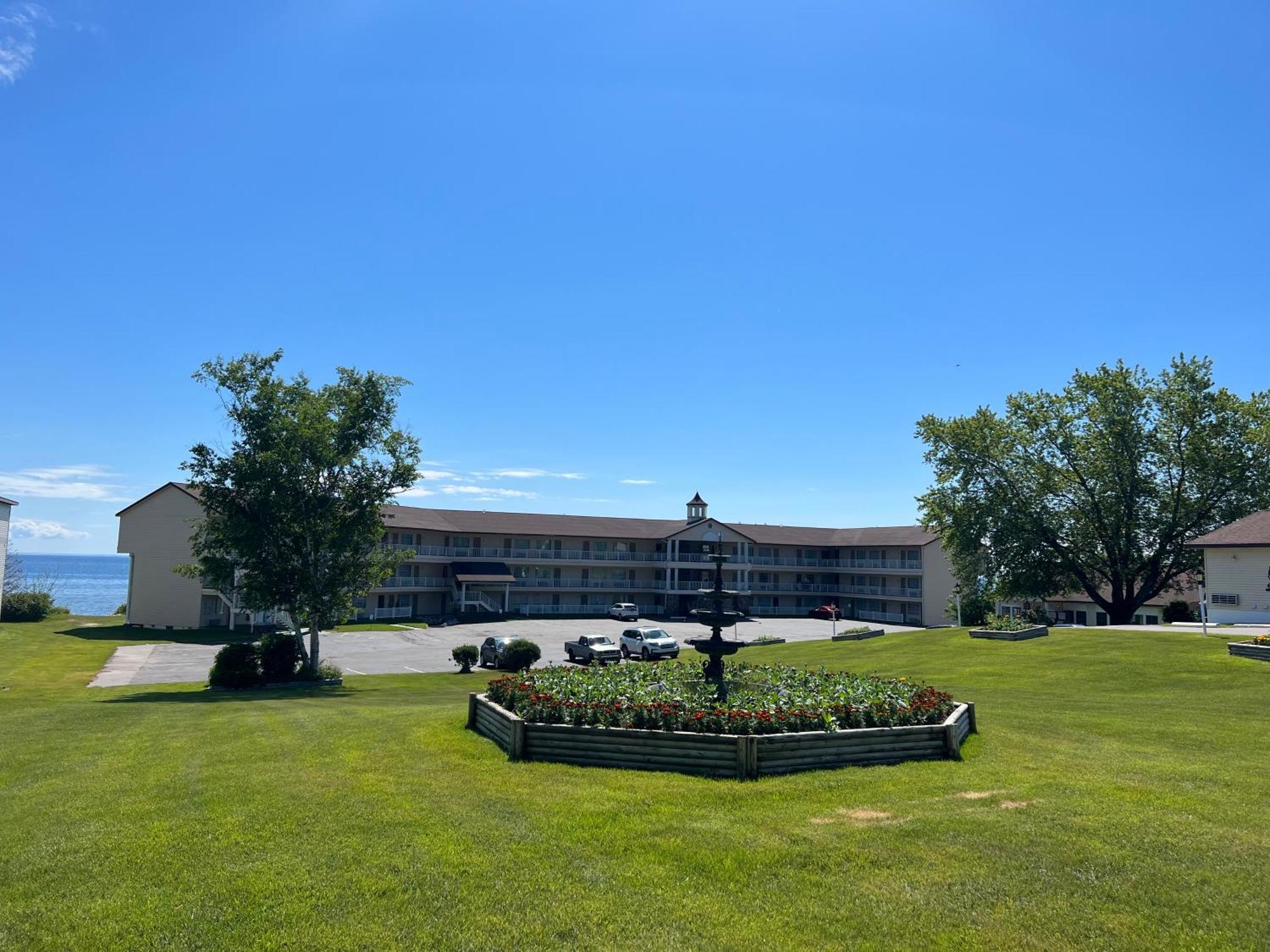 Quality Inn Lakefront Saint Ignace Bagian luar foto