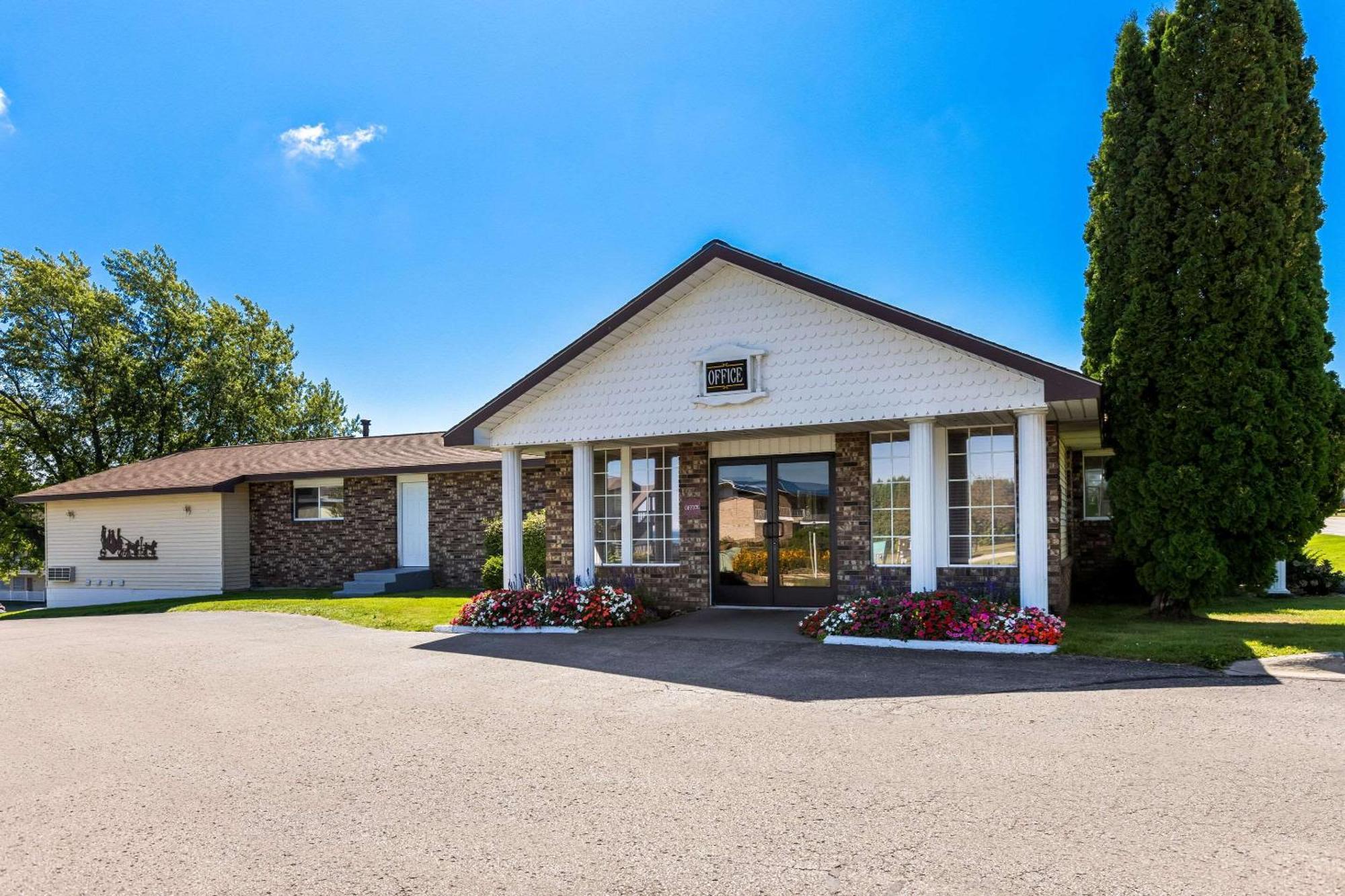 Quality Inn Lakefront Saint Ignace Bagian luar foto